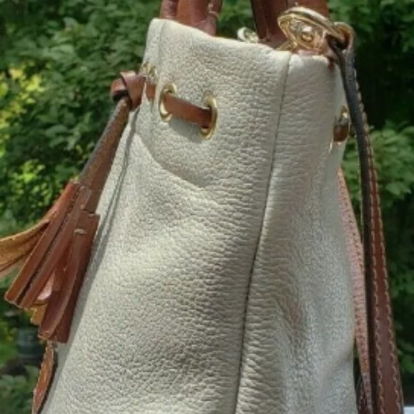 Awesome Beige Dooney & Bourke Tassel Tote Satchel Handbag, in Great Condition - Picture 5 of 7